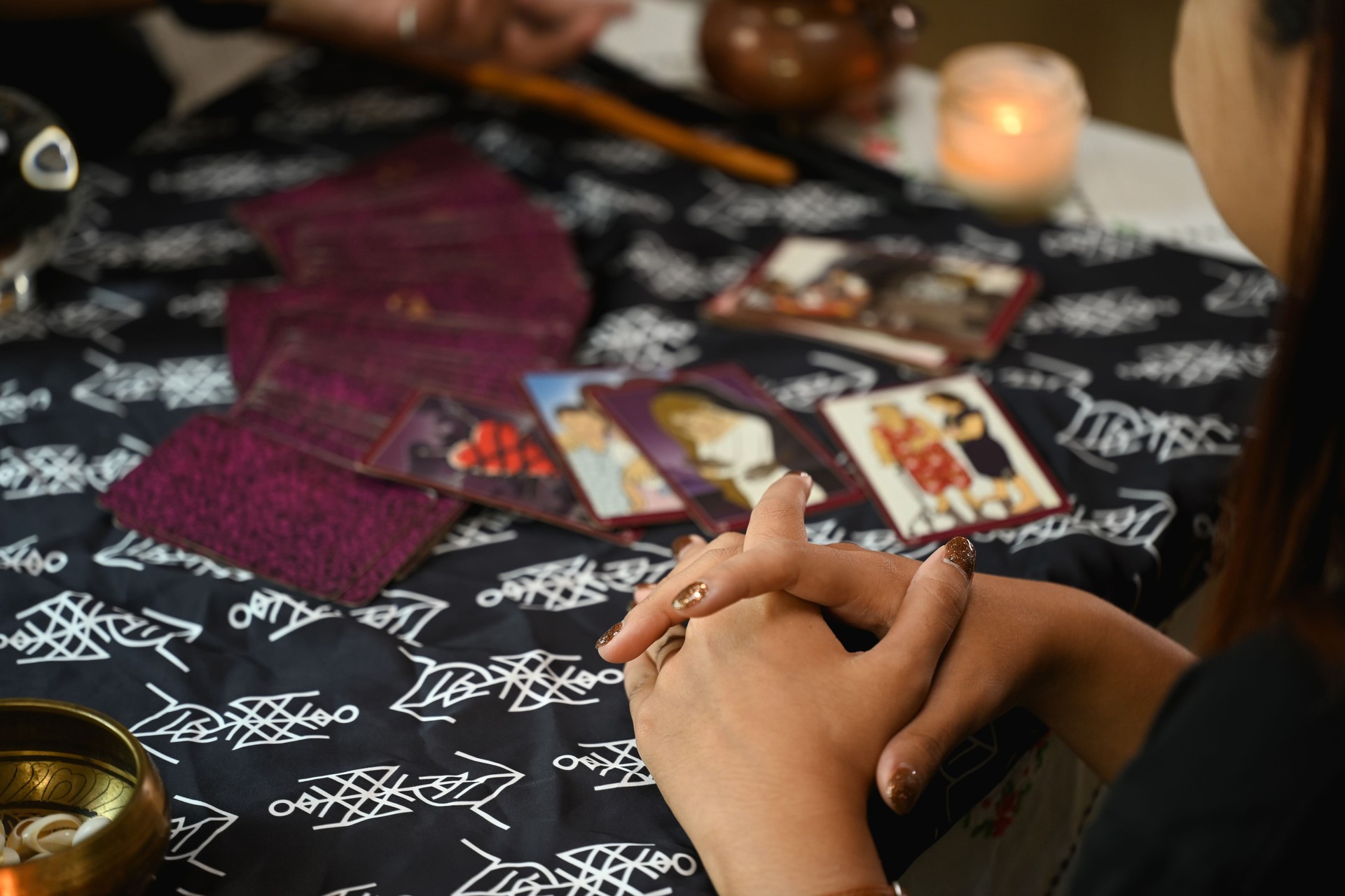 Adivino de tiro recortado que lee las cartas del tarot y predice el futuro de la joven visitante